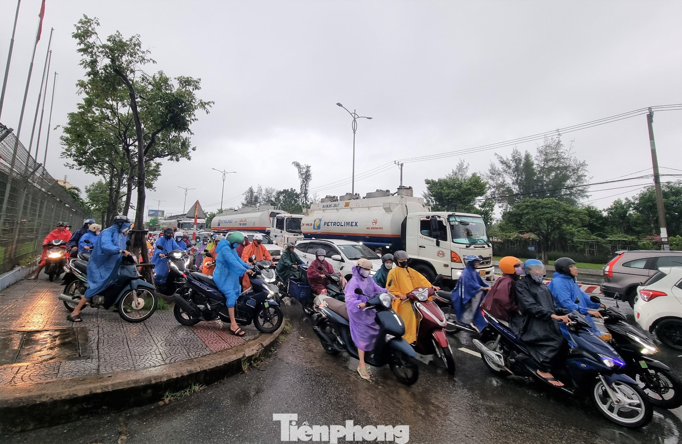 Người dân khổ sở "bò" trên đường giữa trời mưa để đi làm sáng đầu tuần.