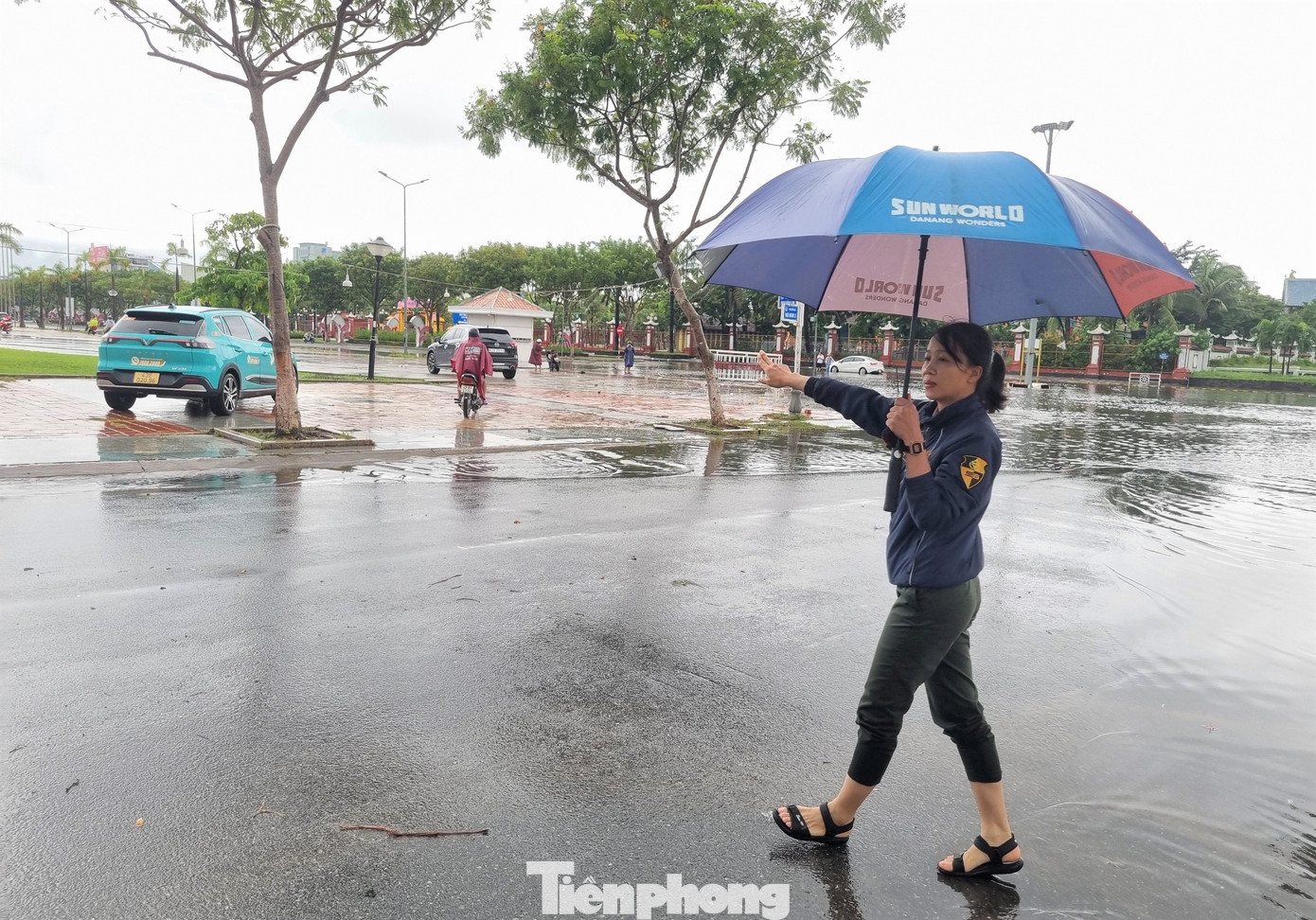 Chị Hạnh, một người làm việc gần đó thấy xe cộ bị ngập nước, chết máy đã đội ô ra nhắc nhở người dân đi lối khác. Chị cho biết lúc 7h sáng, khu vực đầu đường Phan Đăng Lưu ngập sâu, lên tầm nửa mét, một số xe ô tô đã chết máy.