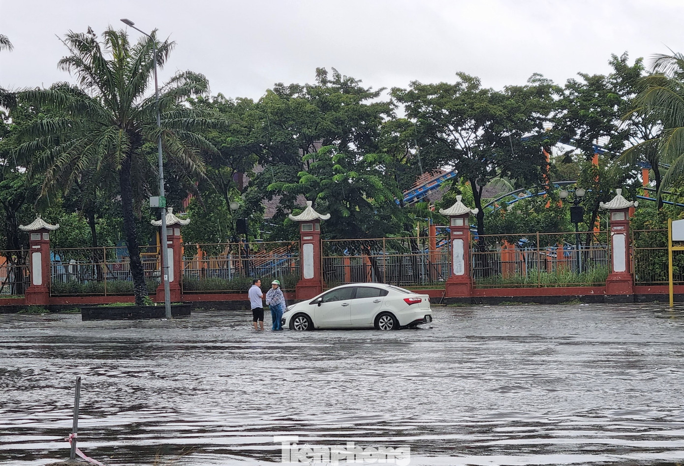 Một xe ô tô chưa thoát ra khỏi đoạn đường ngập nước đã chết máy.