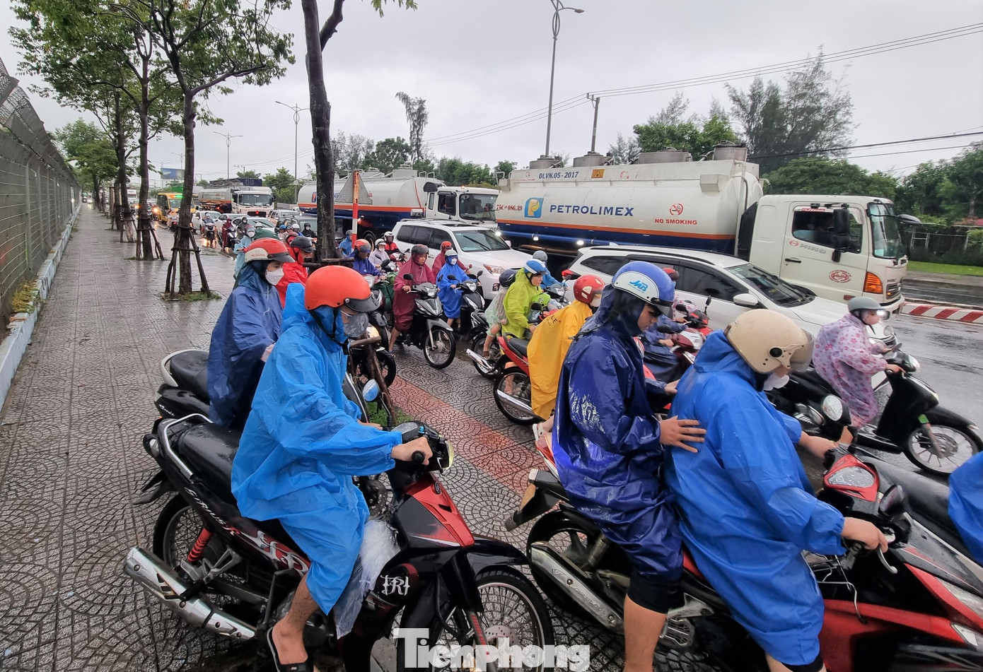 Người đi xe máy leo hết lên vỉa hè để di chuyển.