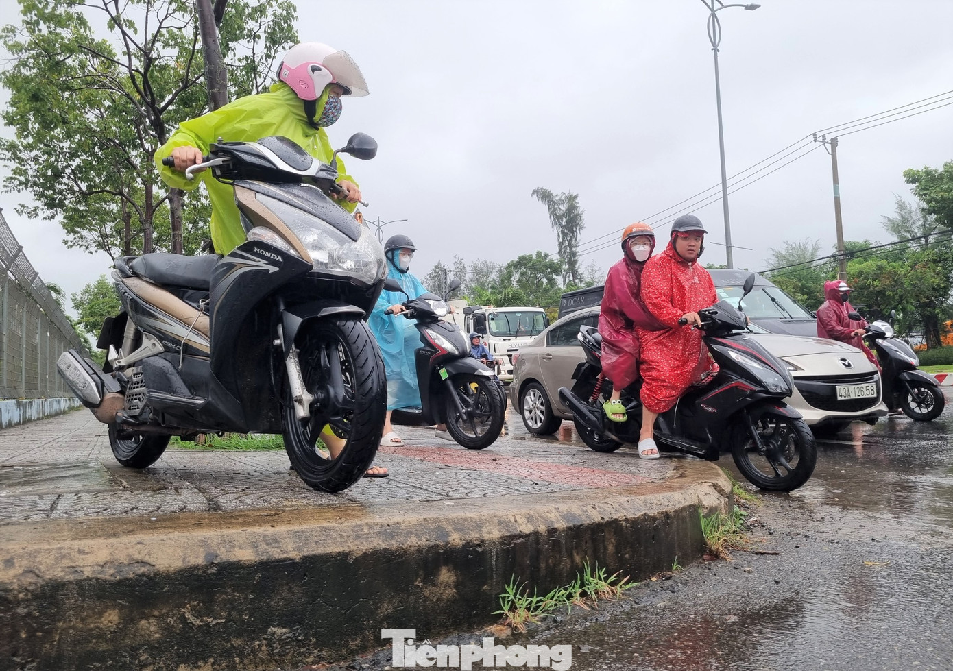 Người đi xe máy leo hết lên vỉa hè để di chuyển.