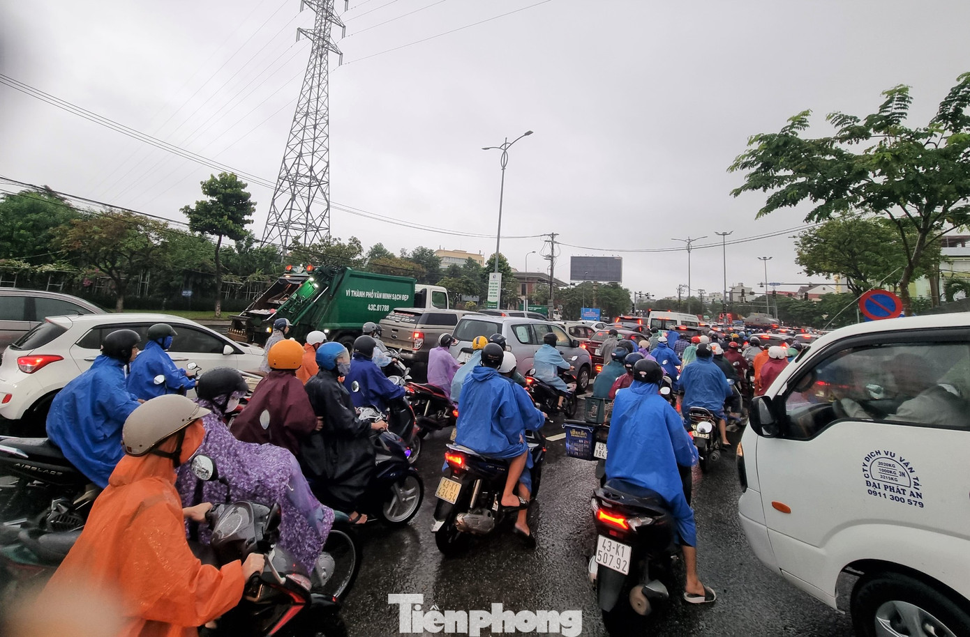 Người dân khổ sở "bò" trên đường giữa trời mưa để đi làm sáng đầu tuần.