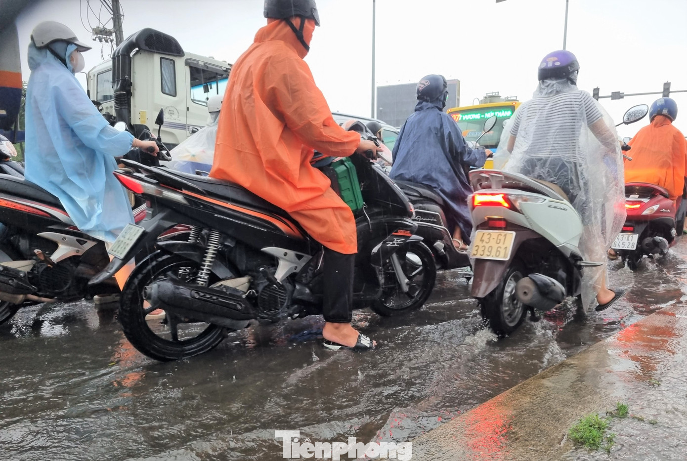 Vừa chịu kẹt đường, vừa mưa ngập, người dân Đà Nẵng vất vả đi làm sáng đầu tuần.