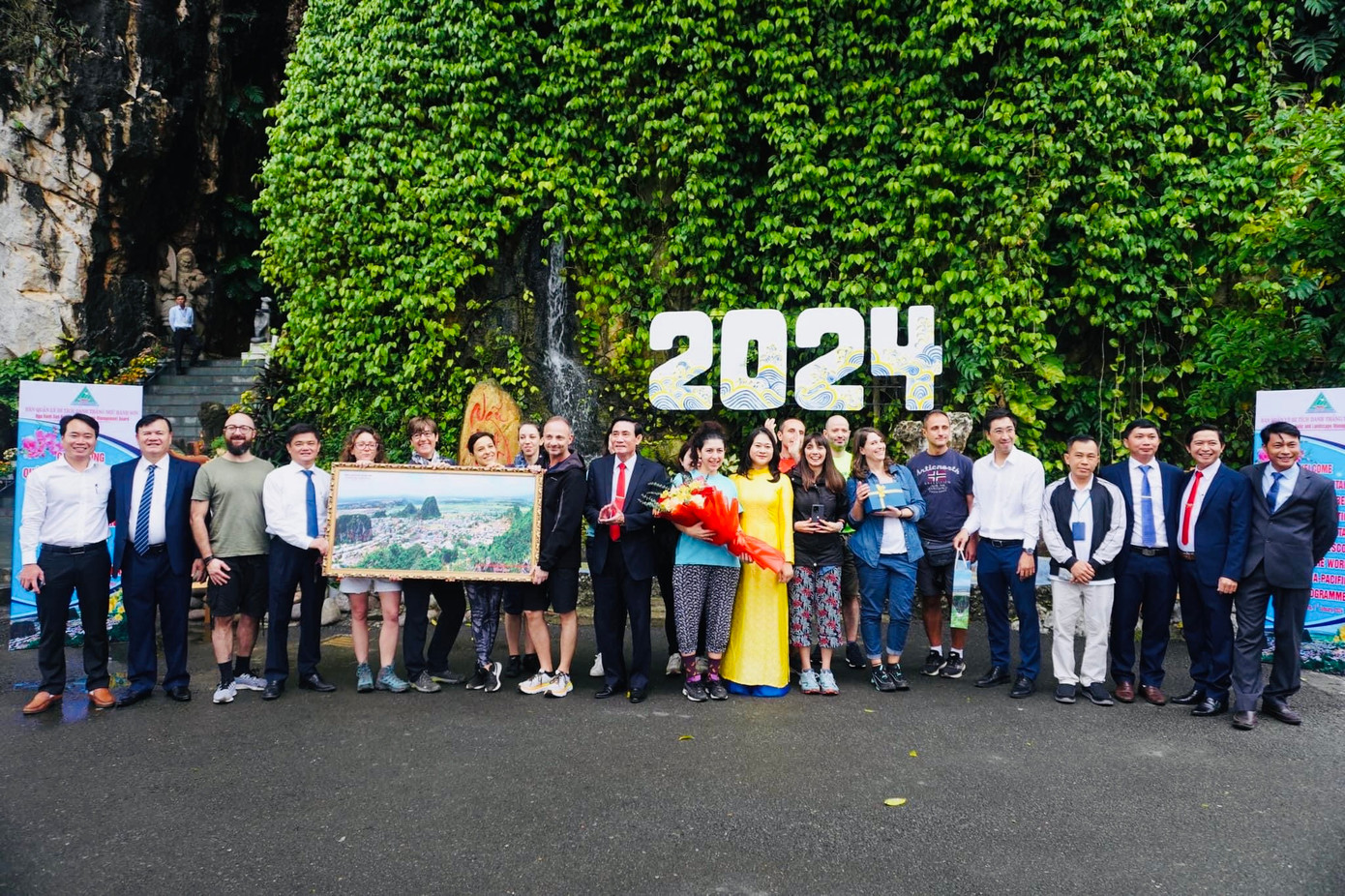 Chào đón những vị khách quốc tế đầu tiên đến xông đất Danh thắng Ngũ Hành Sơn.