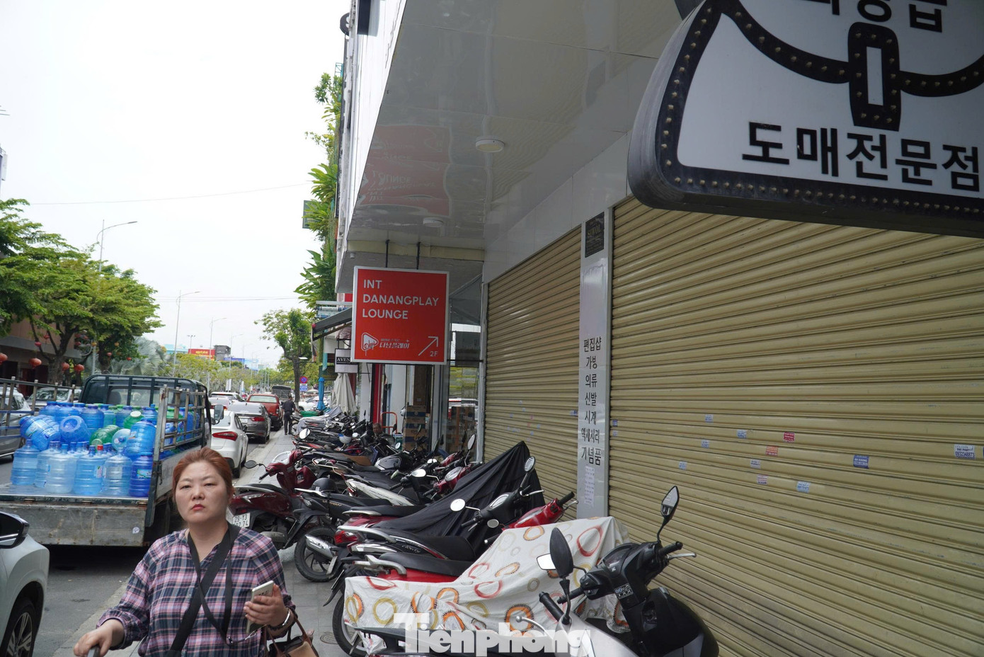 Chi cục quản lý thị trường Đà Nẵng cho hay, tại khu vực trung tâm thành phố như đường Hùng Vương, Trần Phú, Nguyễn Thái Học… tiến hành kiểm tra nhiều cửa hàng thời trang có dấu hiệu kinh doanh hàng hóa giả mạo các nhãn hiệu nổi tiếng với giá chỉ vài trăm ngàn đồng đến dưới 2 triệu đồng.