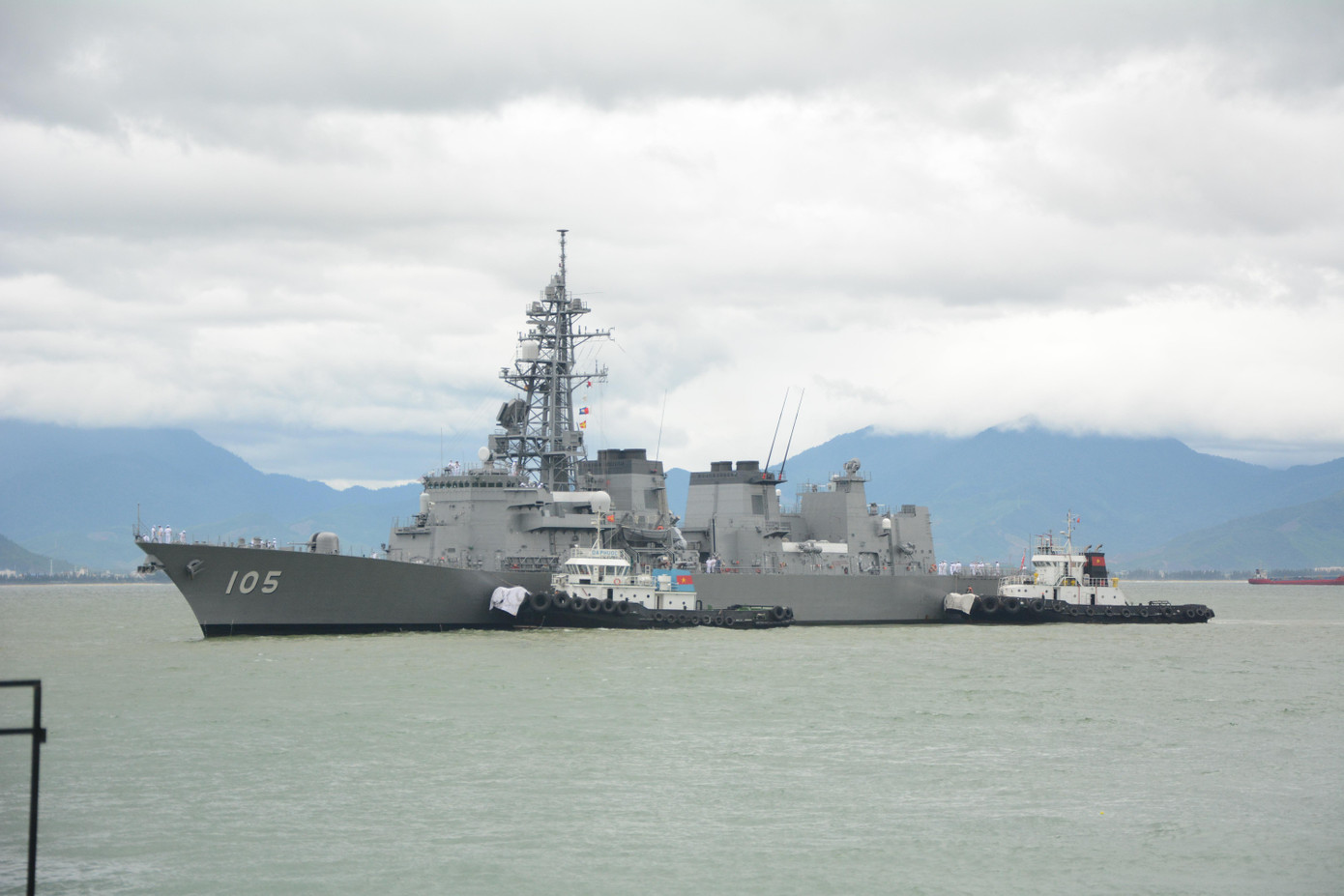 Tàu hộ vệ INAZUMA cập cảng Tiên Sa sáng 24/2.