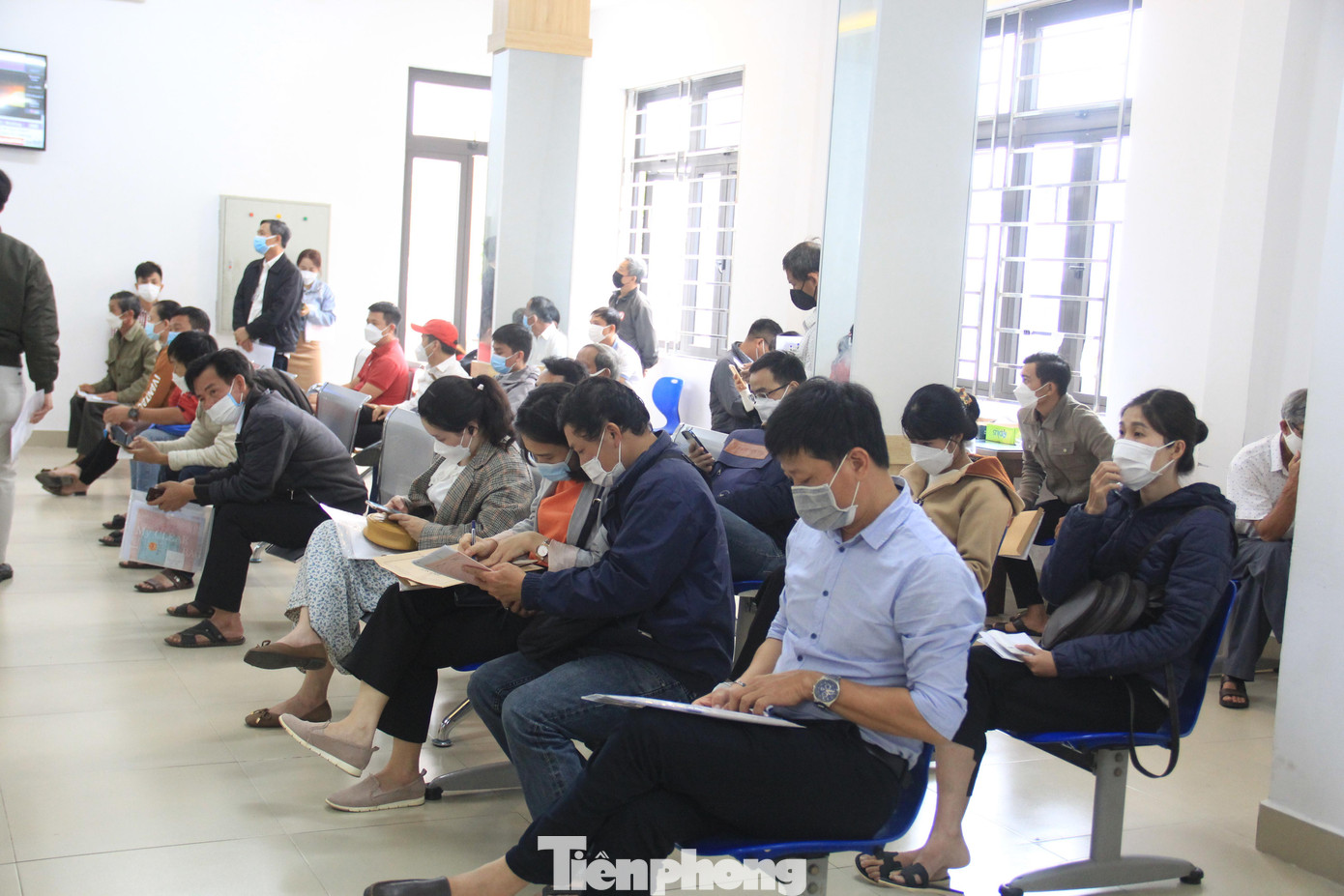 Trước tình trạng này, nhiều người dân bức xúc vì phải chờ đợi, thậm chí chen chúc từ sáng sớm để lấy số thứ tự. Không ít người phải lui tới nhiều lần vẫn chưa được giải quyết giấy tờ.