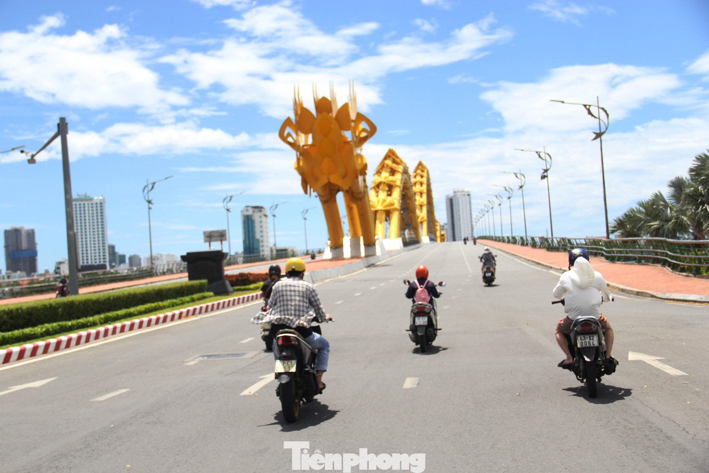 Người dân không được ra khỏi thành phố trong thời gian thực hiện giãn cách xã hội. Ảnh:Thanh Trần.