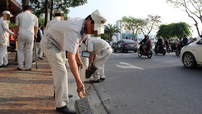 Cán bộ quy tắc đô thị đồng ý cho người dân chuyển tiền nộp phạt vào tài khoản cá nhân đã tạo nên dư luận không tốt. Cán bộ quy tắc đô thị đồng ý cho người dân chuyển tiền nộp phạt vào tài khoản cá nhân đã tạo nên dư luận không tốt.