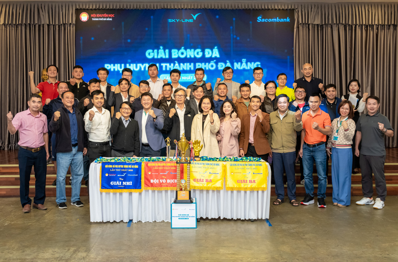 Phụ huynh 12 trường THCS trên địa bàn sẽ tham giả giải bóng đá. Phụ huynh 12 trường THCS trên địa bàn sẽ tham giả giải bóng đá.