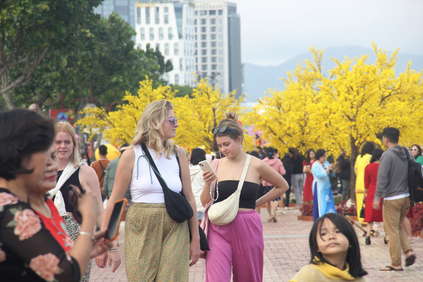 Du khách nước ngoài dạo chơi ở đường hoa xuân Đà Nẵng. Du khách nước ngoài dạo chơi ở đường hoa xuân Đà Nẵng.