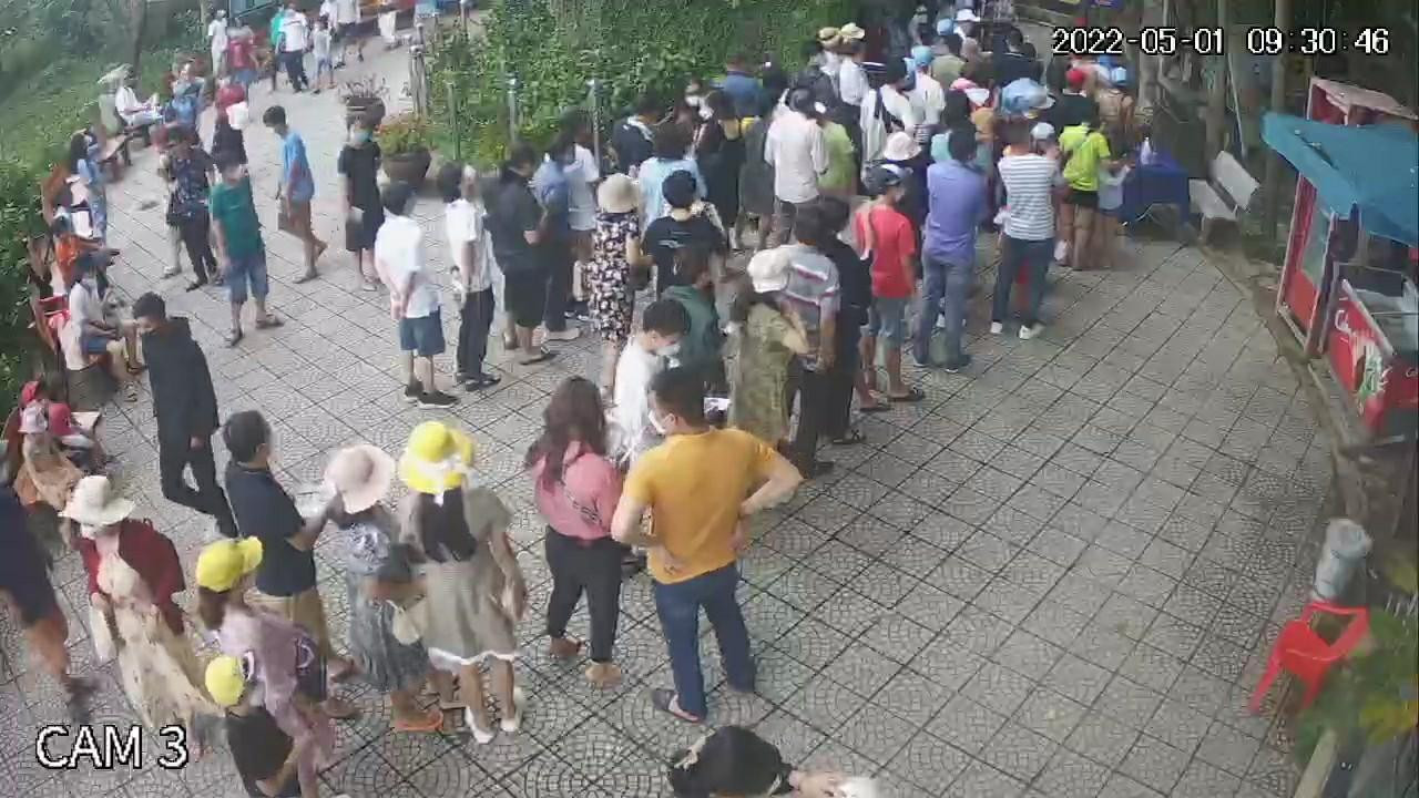 Du khách rồng rắn đổ về danh thắng Ngũ Hành Sơn, BQL phải giám sát qua camera để đảm bảo trật tự, an toàn.