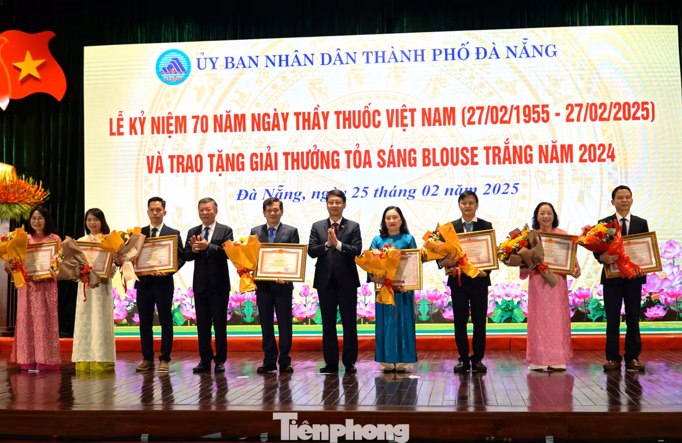 Vinh danh những gương mặt tiêu biểu trong ngành y. Vinh danh những gương mặt tiêu biểu trong ngành y.