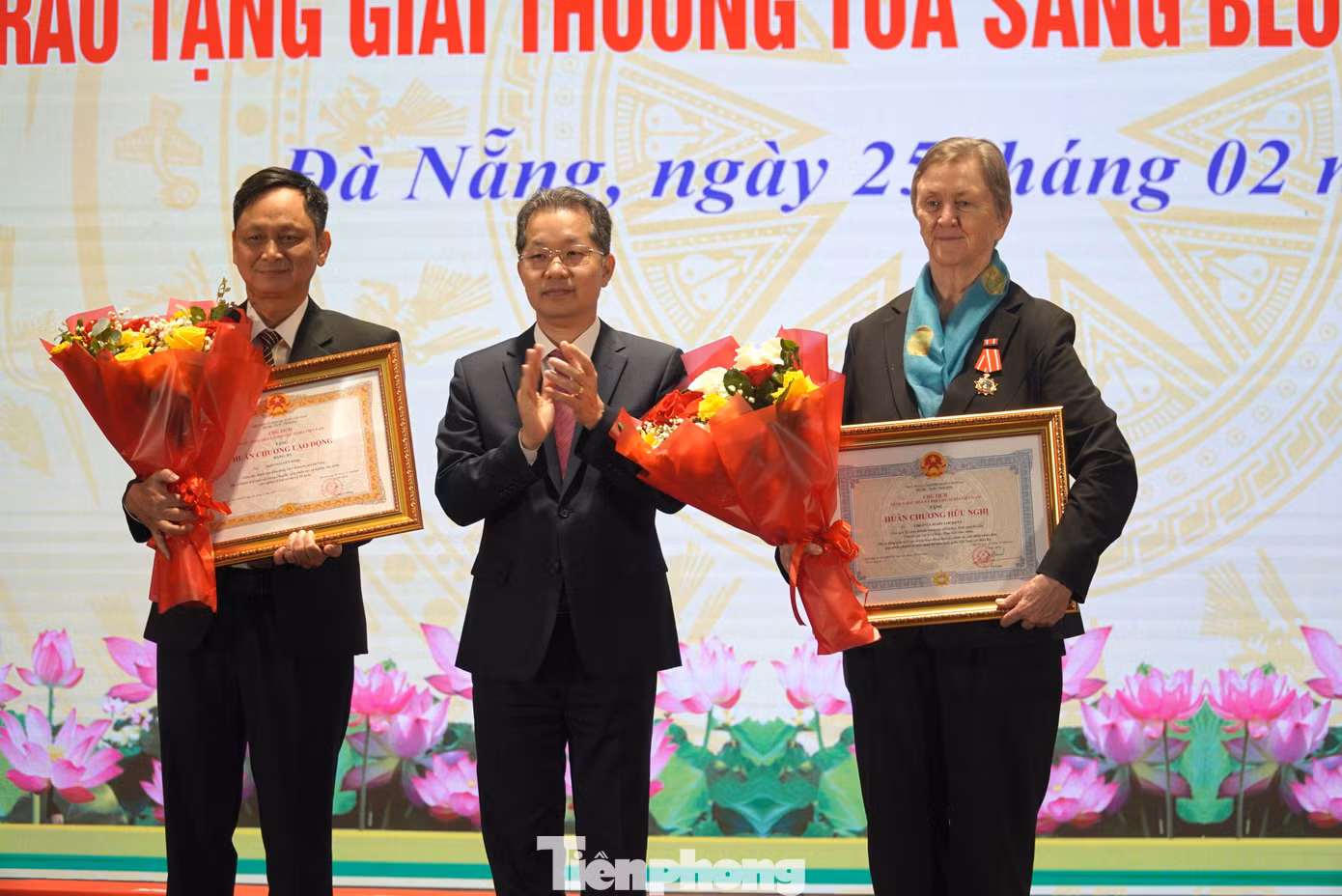 Bà Virginia (bìa phải) nhận Huân chương Hữu nghị nhân kỷ niệm Ngày Thầy thuốc Việt Nam. Ảnh: Thanh Hiền. Bà Virginia (bìa phải) nhận Huân chương Hữu nghị nhân kỷ niệm Ngày Thầy thuốc Việt Nam. Ảnh: Thanh Hiền.