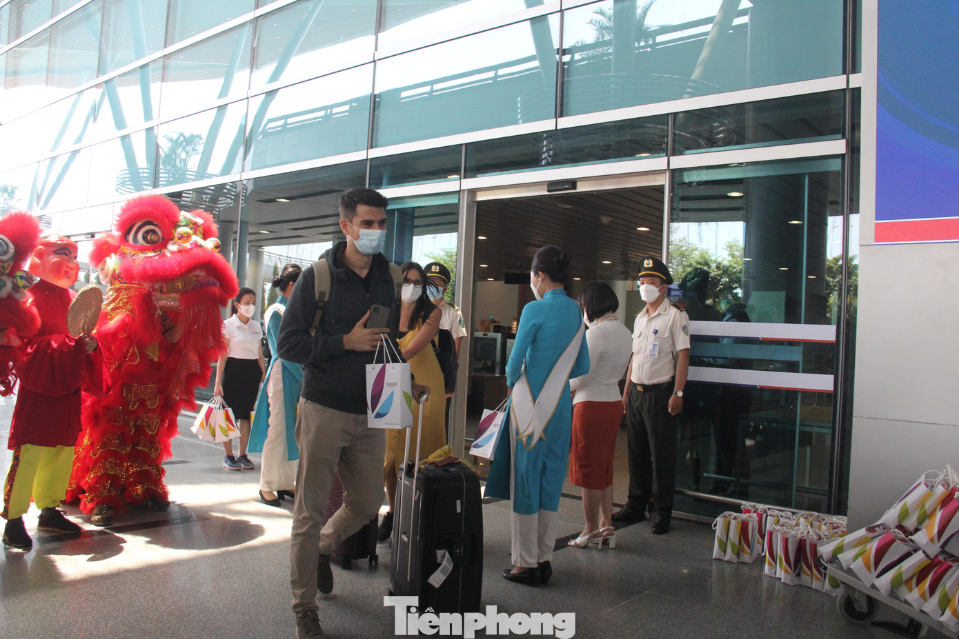 Phó Chủ tịch UBND TP Trần Phước Sơn đánh giá, sự kiện khôi phục đường bay quốc tế hôm nay có ý nghĩa vô cùng đặc biệt, không chỉ đánh dấu sự trở lại của các chuyến bay quốc tế mà còn đánh dấu cho một giai đoạn phát triển tích cực hơn trong thời gian tới.