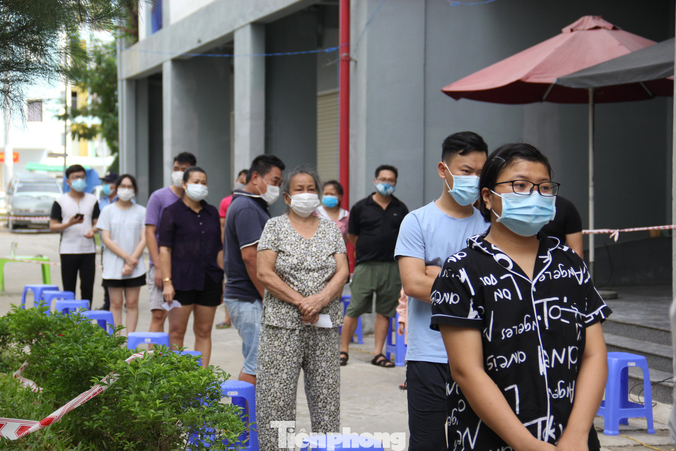 Người dân ở khu nhà ở công nhân KCN Hòa Khánh xếp hàng chờ lấy mẫu xét nghiệm sáng 20/7. Ảnh: Thanh Trần. Người dân ở khu nhà ở công nhân KCN Hòa Khánh xếp hàng chờ lấy mẫu xét nghiệm sáng 20/7. Ảnh: Thanh Trần.