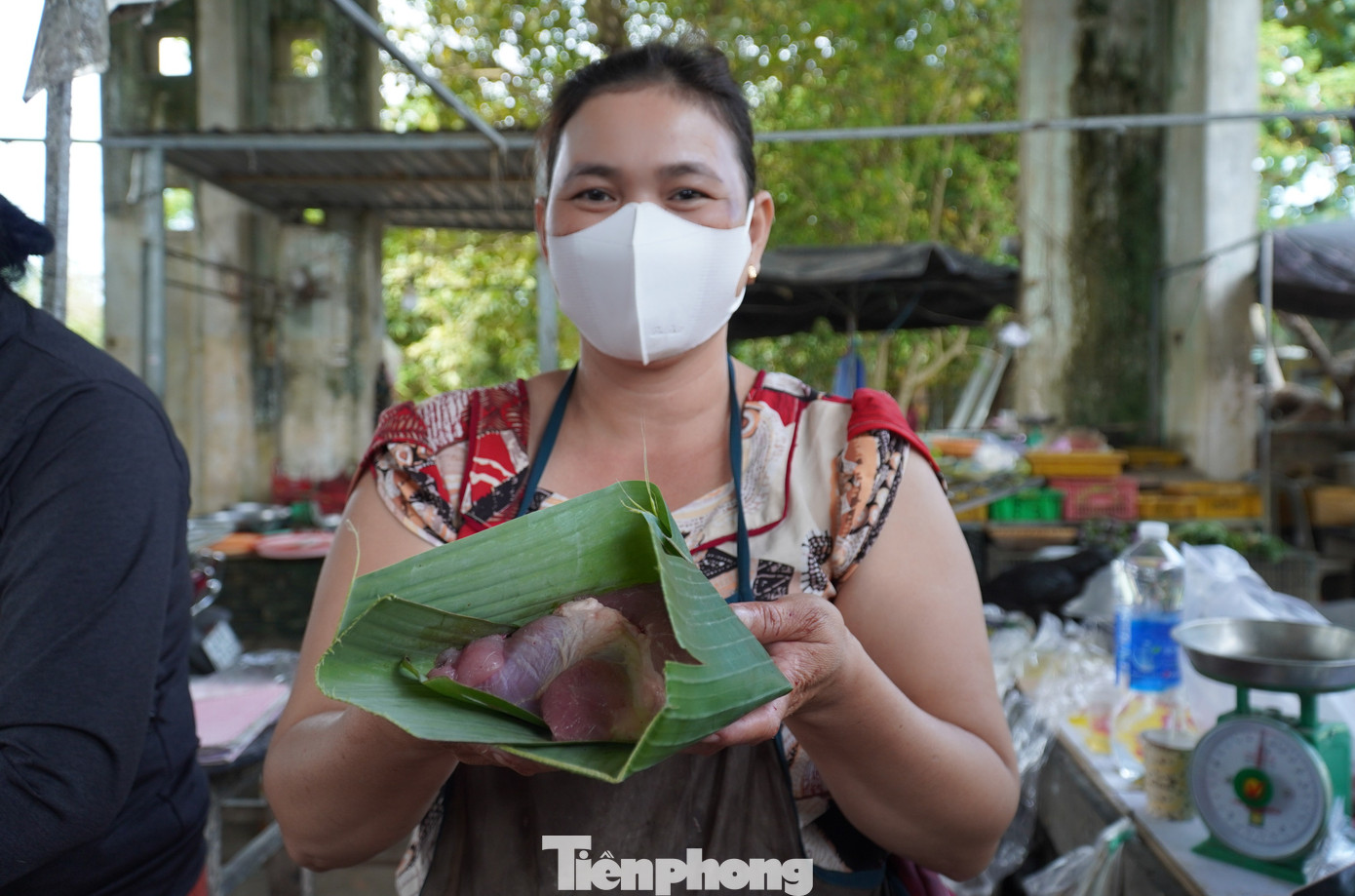 Nhiều người vẫn ưa chuộng gói thực phẩm bằng lá chuối. Nhiều người vẫn ưa chuộng gói thực phẩm bằng lá chuối.