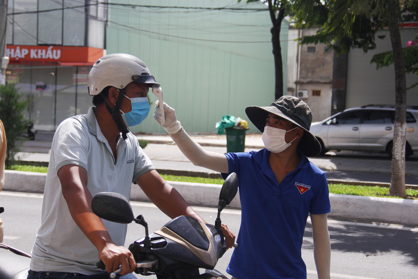 Tuy nhiên không ít người đem theo giấy tờ không đúng quy định. Như ra ngoài nhưng chỉ xuất trình CMND, không có giấy đi đường. Một CSGT làm nhiệm vụ tại đây cho biết trường hợp này chủ yếu là những người cao tuổi chưa nắm bắt kịp thông tin. Tuy nhiên không ít người đem theo giấy tờ không đúng quy định. Như ra ngoài nhưng chỉ xuất trình CMND, không có giấy đi đường. Một CSGT làm nhiệm vụ tại đây cho biết trường hợp này chủ yếu là những người cao tuổi chưa nắm bắt kịp thông tin.