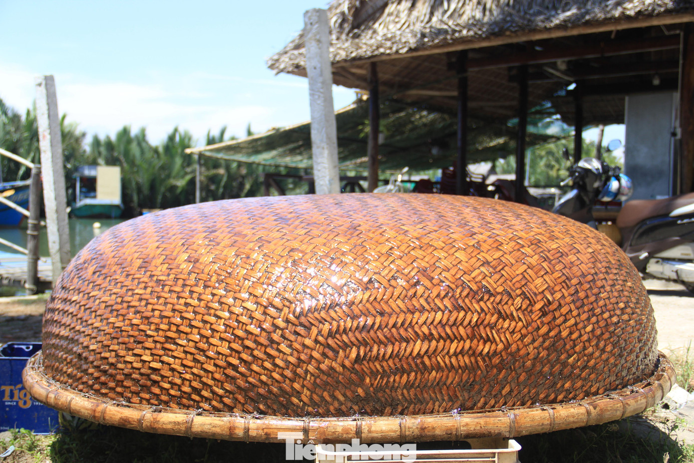 Sau khi khoác áo mới, thúng sẽ phơi khô, từ vài ngày cho đến cả tháng tùy theo nước sơn. Nhưng càng phơi lâu càng bền. Sau khi khoác áo mới, thúng sẽ phơi khô, từ vài ngày cho đến cả tháng tùy theo nước sơn. Nhưng càng phơi lâu càng bền.