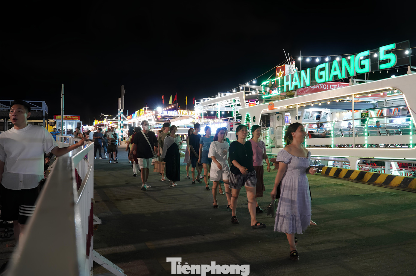 Mỗi đêm có cả ngàn du khách thưởng ngoạn sông Hàn bằng du thuyền. Ảnh: Thanh Hiền.