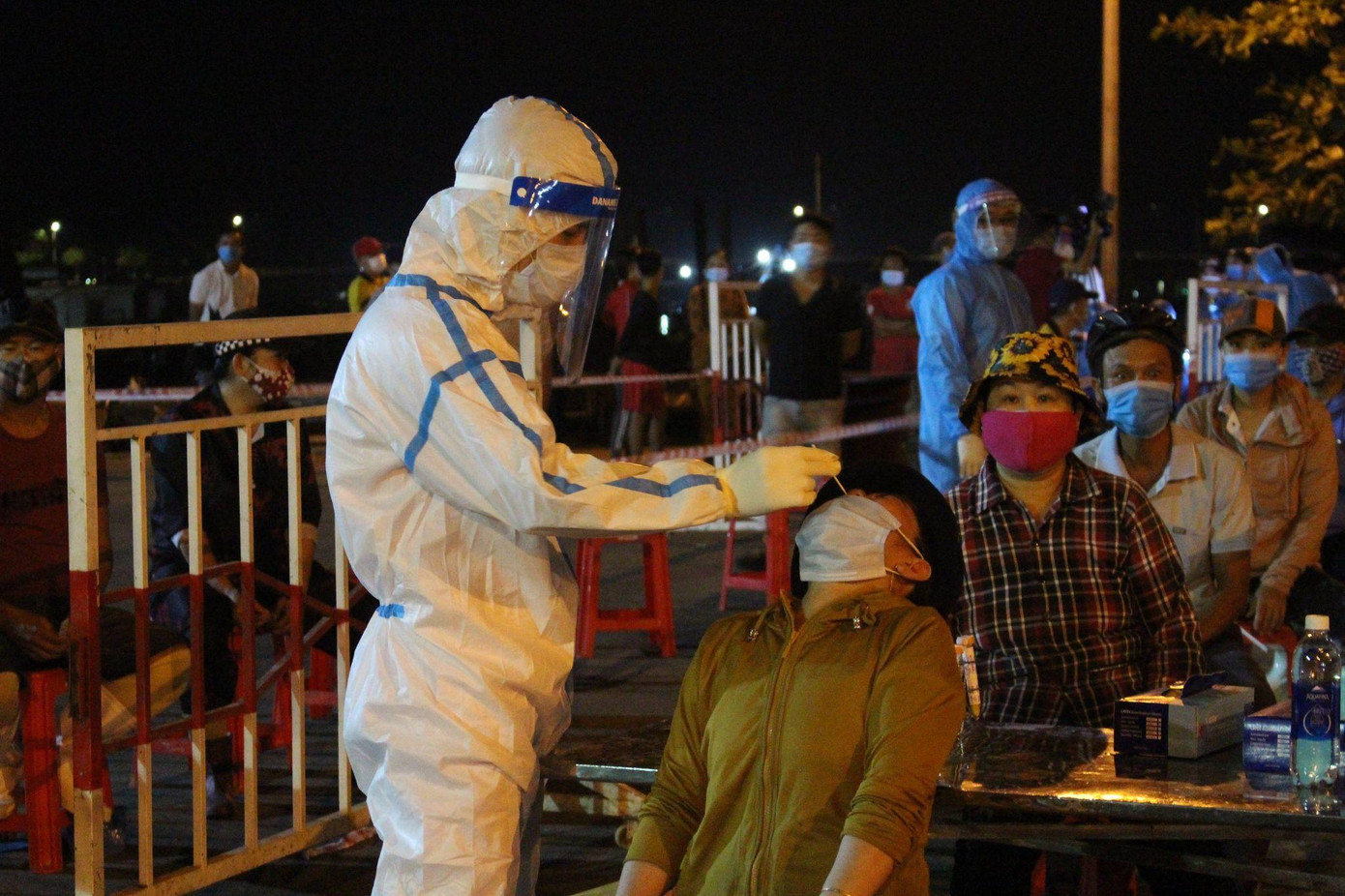 Đà Nẵng đã lấy hơn 1000 mẫu xét nghiệm sau khi có thông tin 5 người Quảng Ngãi dương tính từng bán cá tại cảng Thọ Quang. Ảnh: Giang Thanh.