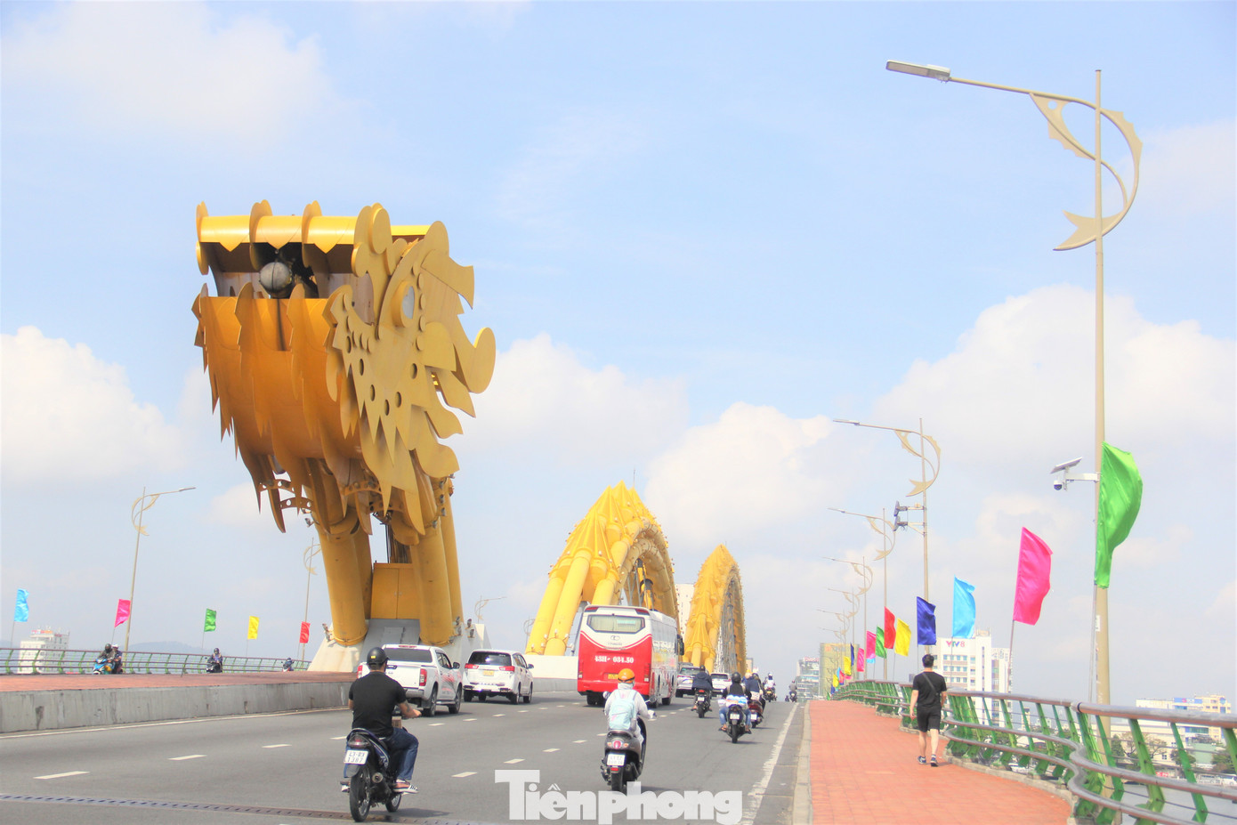 Theo Đài Khí tượng thủy văn khu vực Trung Trung Bộ, nhiệt độ Đà Nẵng trong ngày 4/6 từ 27 - 36°C. Tuy nhiên, khi bước ra đường, người ta cảm nhận rõ rệt sự nóng bức, khó chịu như trong &quot;chảo lửa&quot;. Ảnh: Thanh Hiền.