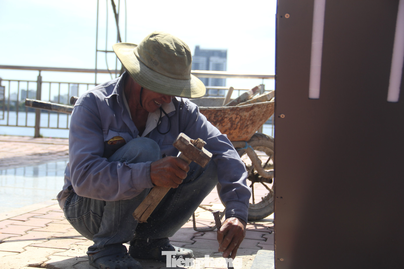 Nhọc nhằn mưu sinh dưới nắng.