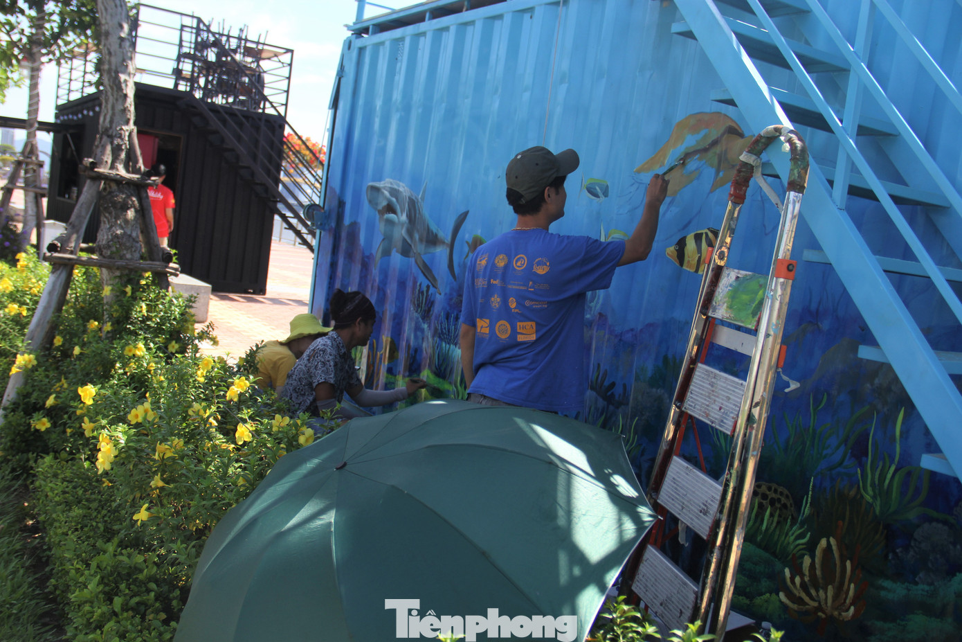 Nhọc nhằn mưu sinh dưới nắng.