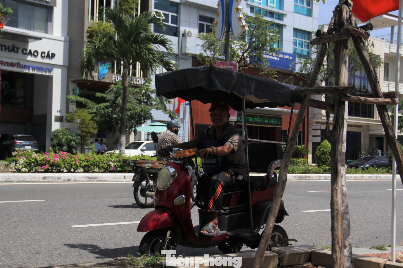 Những người bán vé số, phế liệu, hàng rong... tìm chỗ có bóng râm tránh nắng.