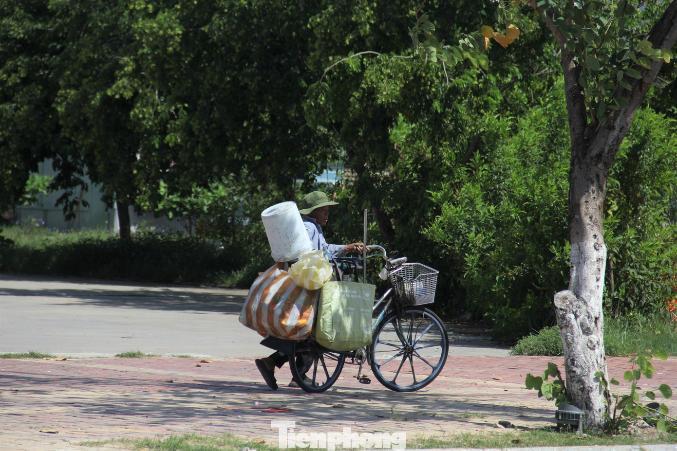 Những người bán vé số, phế liệu, hàng rong... tìm chỗ có bóng râm tránh nắng.