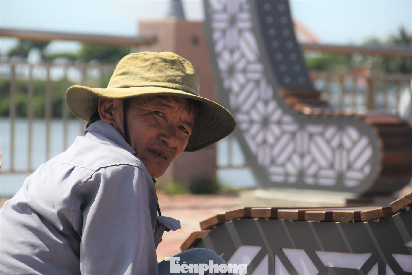 Ông Nguyễn Tuấn (60 tuổi) cùng vài người làm nền đường trên phố đi bộ Bạch Đằng (quận Hải Châu). Ông cho hay, mọi người bắt đầu công việc từ 4h sáng vì biết rõ càng về trưa càng nắng nóng. &quot;Tranh thủ làm sớm chút nào hay chút đó chứ nắng nóng như thế này từ 10h trở đi là chịu không nổi&quot;, ông chia sẻ.