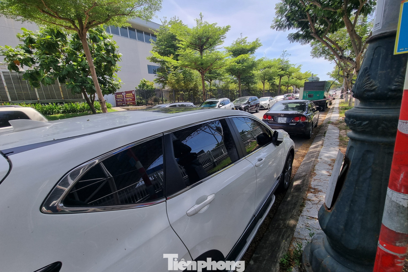 Những tuyến đường có cây xanh được người dân đỗ xe kín mít. Theo Đài Khí tượng thủy văn khu vực Trung Trung Bộ, trong một, hai ngày tới, Đà Nẵng tiếp tục nắng nóng gay gắt. Do ảnh hưởng của nắng nóng kết hợp với độ ẩm trong không khí giảm thấp nên có nguy cơ xảy ra cháy nổ và hỏa hoạn ở khu vực dân cư. Ngoài ra, nắng nóng còn có thể gây tình trạng mất nước, kiệt sức, đột quỵ do sốc nhiệt khi tiếp xúc lâu với nền nhiệt độ cao.