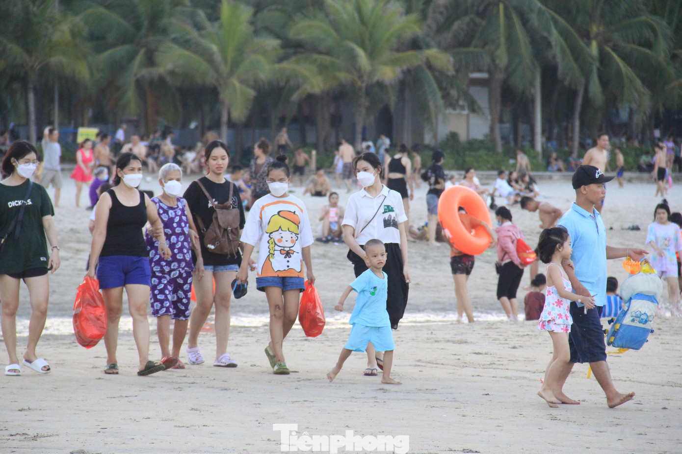 Dòng người liên tục đổ xuống biển.