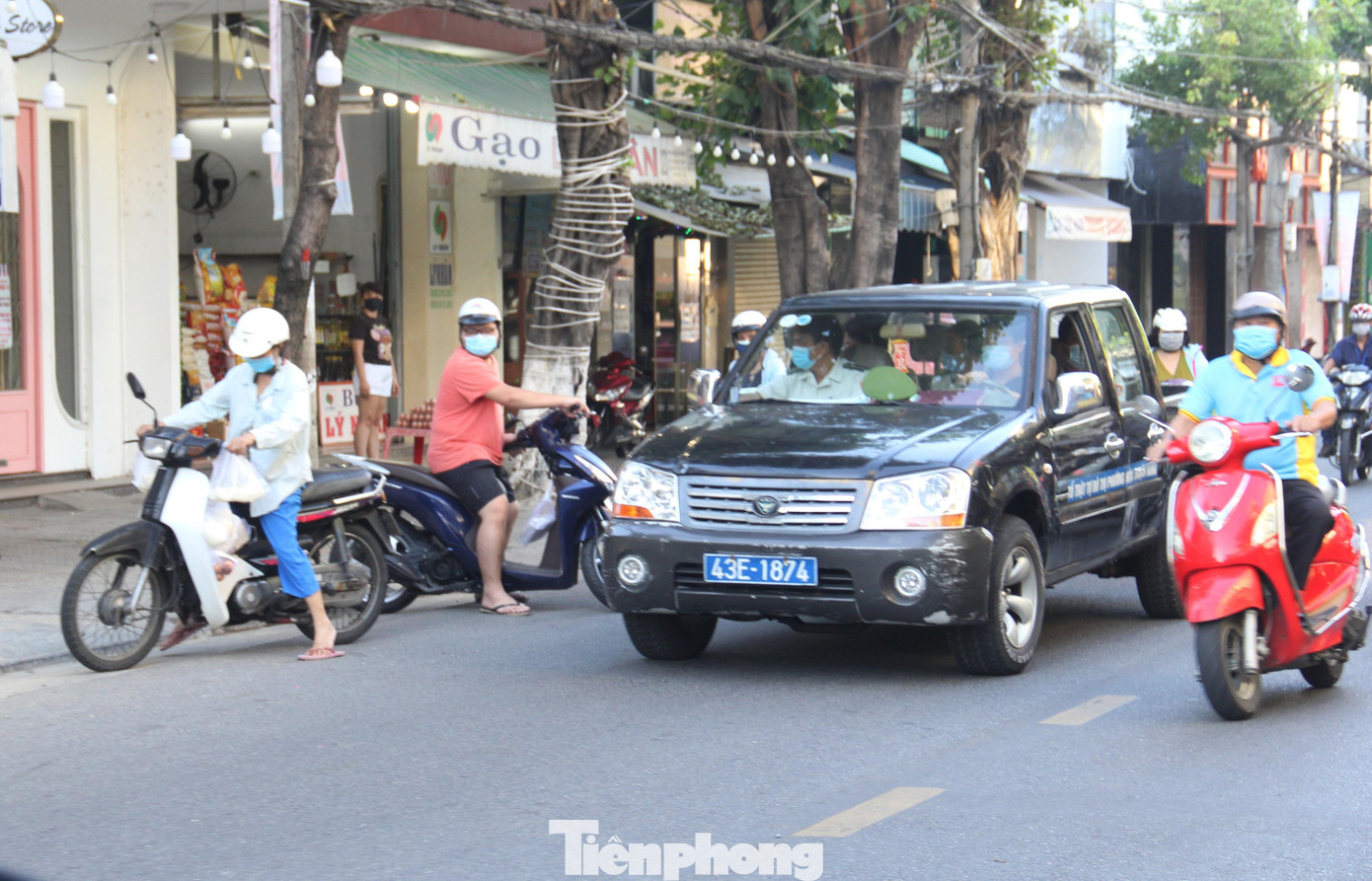 Lực lượng quản lý trật tự đô thị tuần tra, giải tán những nơi tập trung khá đông người. Nhất là những khu vực gần chợ. Lực lượng quản lý trật tự đô thị tuần tra, giải tán những nơi tập trung khá đông người. Nhất là những khu vực gần chợ.