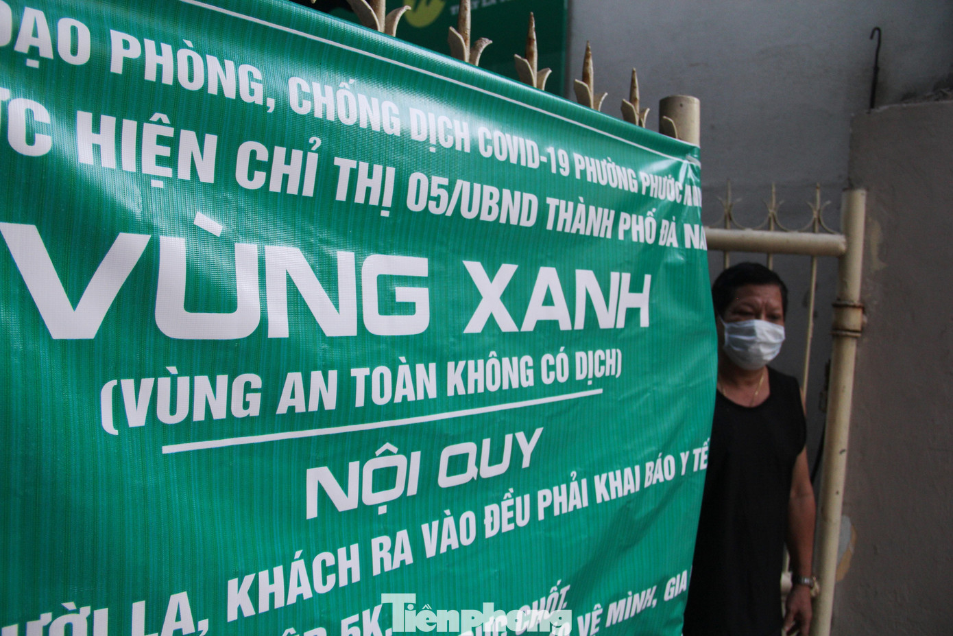 Người dân đứng canh "vùng xanh" trên đường Trần Phú (quận Hải Châu) rất sớm. Các hộ dân ở đây cho hay đã bảo vệ nơi cư trú của mình nhiều ngày qua, nên 7 ngày tới đây chắc chắn phải giữ được "vùng xanh" để cùng thành phố đẩy lùi dịch bệnh. Người dân đứng canh "vùng xanh" trên đường Trần Phú (quận Hải Châu) rất sớm. Các hộ dân ở đây cho hay đã bảo vệ nơi cư trú của mình nhiều ngày qua, nên 7 ngày tới đây chắc chắn phải giữ được "vùng xanh" để cùng thành phố đẩy lùi dịch bệnh.