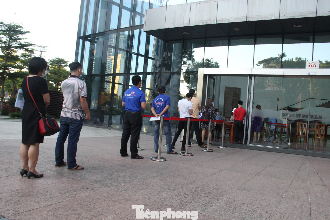 Chưa đầy 6h sáng, trước Trung tâm hành chính TP Đà Nẵng, rất đông người tới xếp hàng chờ lấy Giấy đi đường để được lưu thông sau 8h. Chưa đầy 6h sáng, trước Trung tâm hành chính TP Đà Nẵng, rất đông người tới xếp hàng chờ lấy Giấy đi đường để được lưu thông sau 8h.