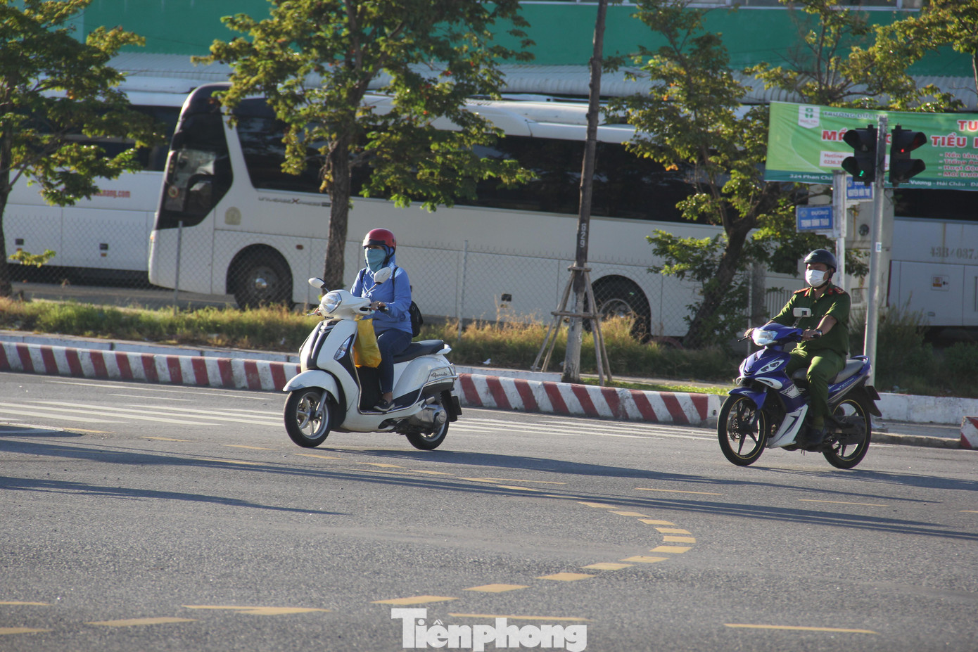 Trên đường chủ yếu là lực lượng chức năng đi làm nhiệm vụ tuần tra, kiểm soát và người đi làm tại các cơ quan, công sở. Trên đường chủ yếu là lực lượng chức năng đi làm nhiệm vụ tuần tra, kiểm soát và người đi làm tại các cơ quan, công sở.