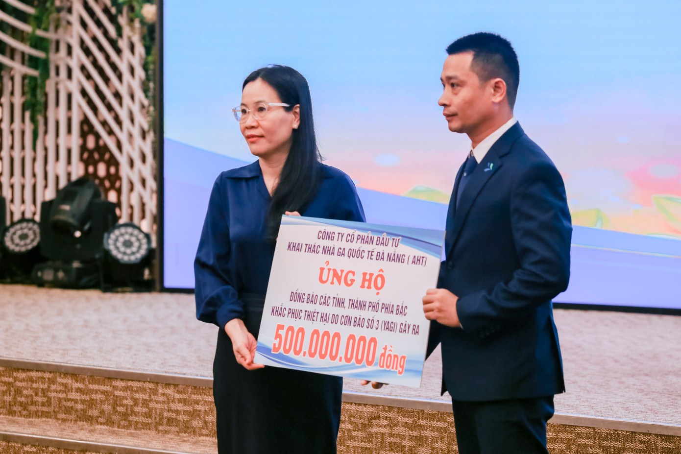 Rất nhiều đơn vị cùng chung tay hướng về miền Bắc. Rất nhiều đơn vị cùng chung tay hướng về miền Bắc.