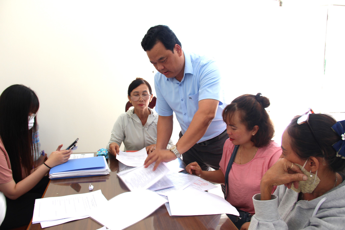 Theo ông Huệ, với nguyên tắc &quot;phi địa giới hành chính&quot;, người dân có thể tới bất kỳ Trung tâm phục vụ hành chính công nào để giải quyết thủ tục mà không phụ thuộc vào nơi cư trú. Hiện người dân vẫn đi làm thủ tục &quot;đúng tuyến&quot;, ở phường nào làm phường đấy. Ông kỳ vọng trong một thời gian nữa, người dân sẽ chủ động với nguyên tắc này để thuận tiện hơn.