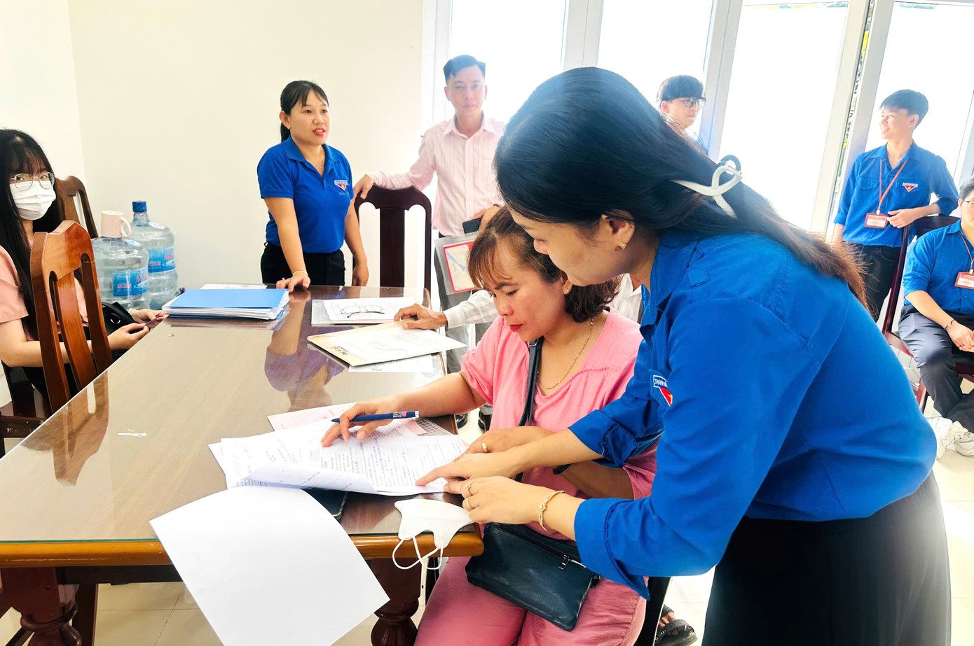 Để hỗ trợ người dân, nhất là người cao tuổi, khu vực đăng ký đất đai luôn có các tình nguyện viên túc trực. Các bạn sẽ lấy số thứ tự, hướng dẫn trình tự nộp hồ sơ, điền thông tin cho bà con.