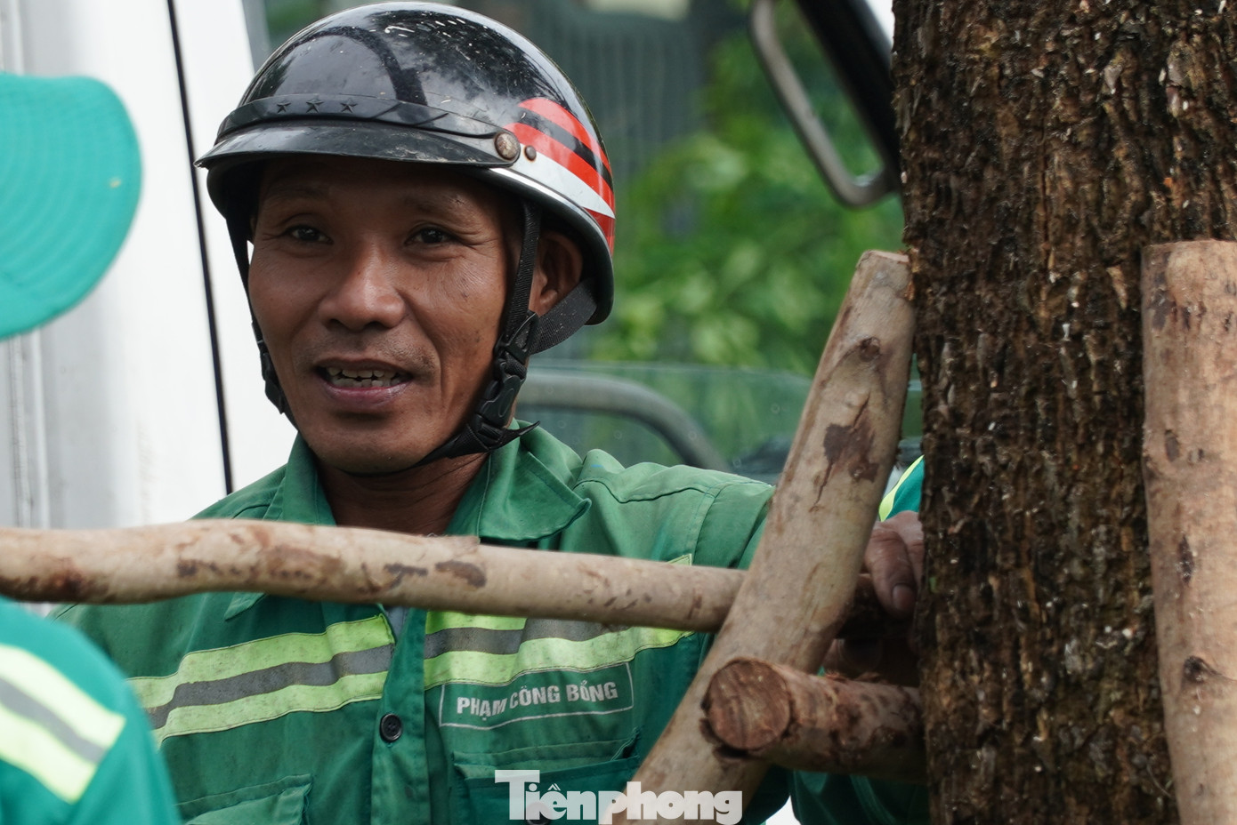 Công nhân chống đỡ cho cây xanh trên tuyến đường Thăng Long. Đây là tuyến đường ven sông có hàng loạt cây ngã đổ, nghiêng trong bão Trà Mi. Công nhân chống đỡ cho cây xanh trên tuyến đường Thăng Long. Đây là tuyến đường ven sông có hàng loạt cây ngã đổ, nghiêng trong bão Trà Mi.