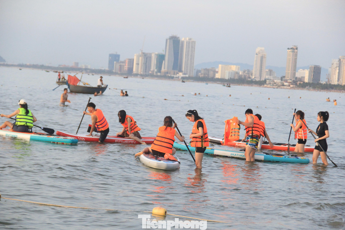 Đinh Thị Tú Anh (22 tuổi, Quảng Trị) cho hay đã từng thấy nhiều người đi thuyền SUP nên rất tò mò muốn thử. &quot;Mình nghĩ thuyền này rất khó chèo và cũng chưa phổ biến nên chắc cũng khó có cơ hội để trải nghiệm. Không ngờ lần này tới Đà Nẵng, mình được nhóm bạn rủ đi thử sức ngay trên biển. Ban đầu mình hơi run nhưng chỉ cần làm đúng hướng dẫn, bình tĩnh sẽ chèo được. Thật sự mình rất ấn tượng, thích thú với trải nghiệm này&quot;, Anh chia sẻ.