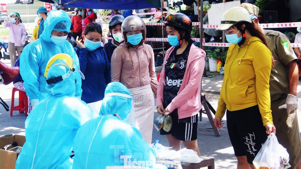Sáng 5/5, lực lượng y tế sẽ lấy mẫu xét nghiệm tại chợ Phước Mỹ. Ảnh: Nguyễn Thành.