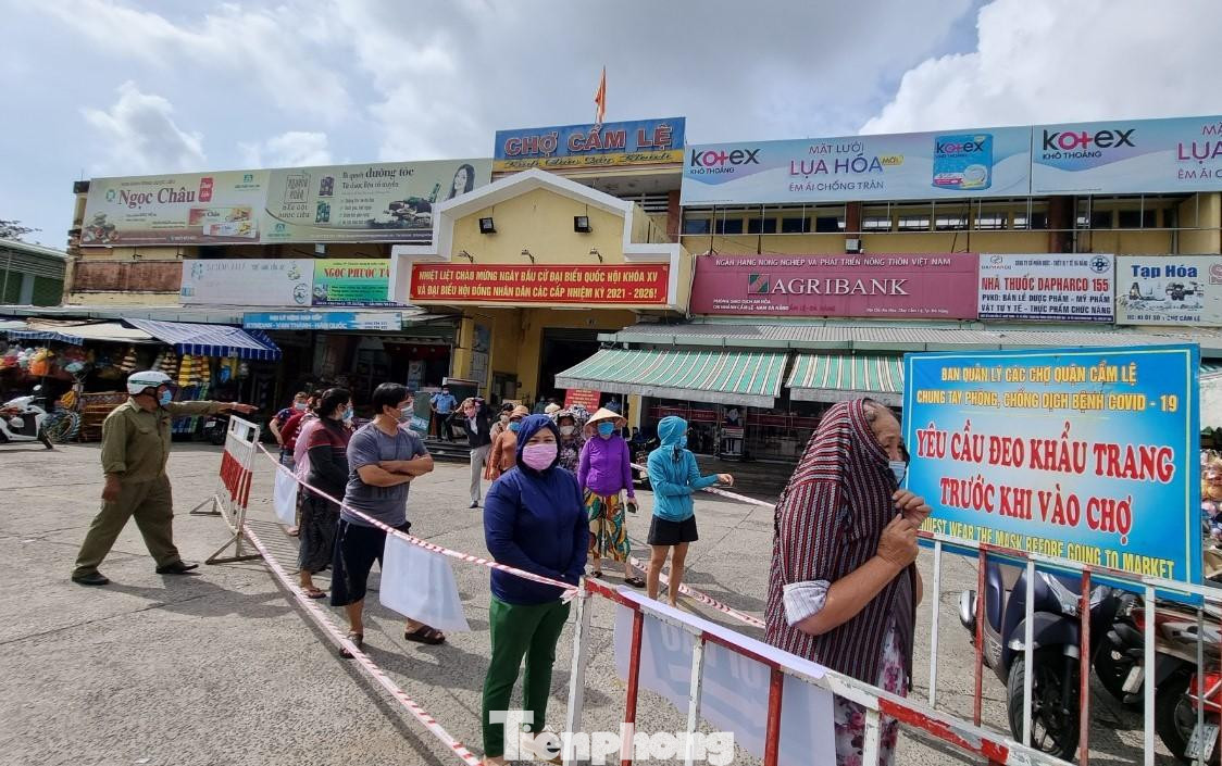 Tiểu thương chợ Cẩm Lệ xếp hàng lấy mẫu xét nghiệm. Ảnh: Thanh Trần. Tiểu thương chợ Cẩm Lệ xếp hàng lấy mẫu xét nghiệm. Ảnh: Thanh Trần.