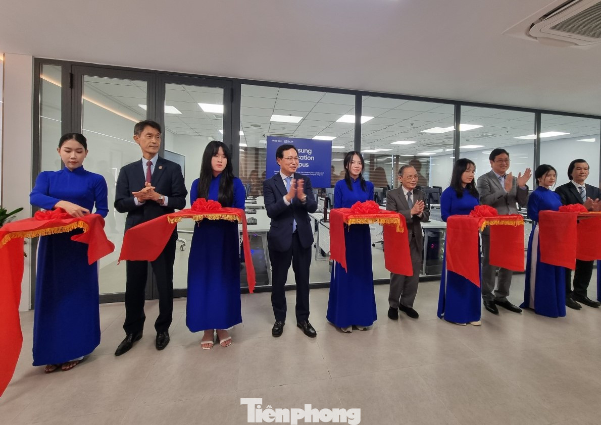 Đại diện Samsung Việt Nam và ĐH Duy Tân cắt băng khai trương phòng Lab. (Ảnh: Thanh Trần) Đại diện Samsung Việt Nam và ĐH Duy Tân cắt băng khai trương phòng Lab. (Ảnh: Thanh Trần)