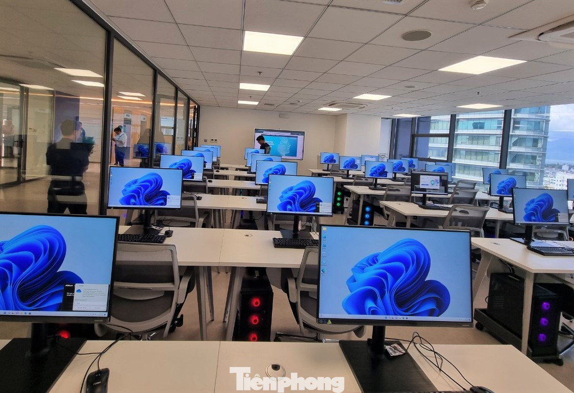 Phòng Lab với 30 máy tính cấu hình cao, 1 laptop và 1 tivi thông minh có trị giá gần 1.3 tỷ đồng. Phòng Lab với 30 máy tính cấu hình cao, 1 laptop và 1 tivi thông minh có trị giá gần 1.3 tỷ đồng.