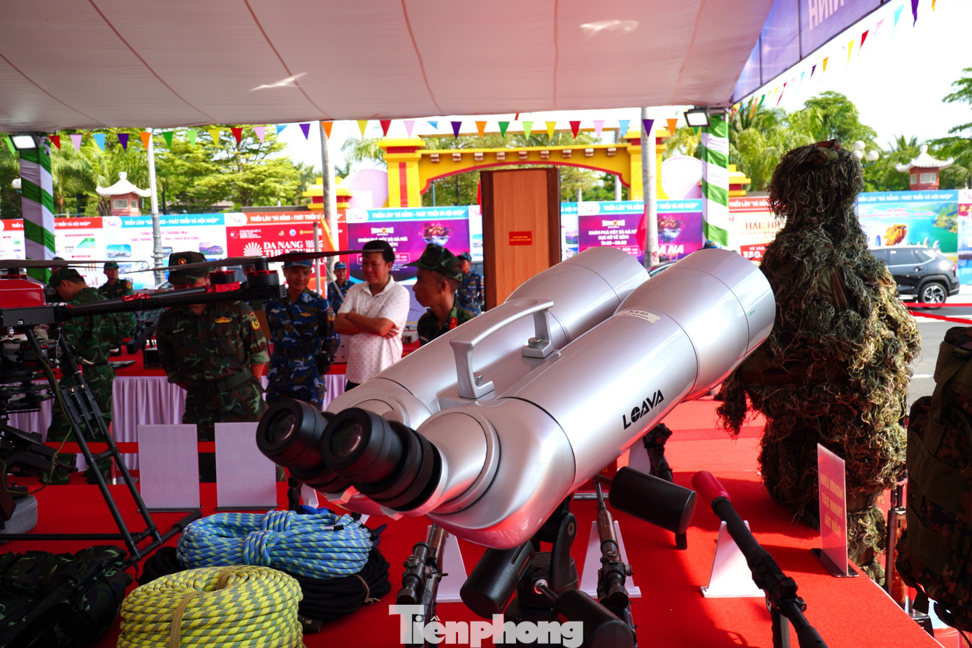 Tại khu vực triển lãm an ninh quốc phòng, người dân trầm trồ trước các khí tài quân sự. Đặc biệt là các loại xe tên lửa, súng bắn tỉa... Tại khu vực triển lãm an ninh quốc phòng, người dân trầm trồ trước các khí tài quân sự. Đặc biệt là các loại xe tên lửa, súng bắn tỉa...