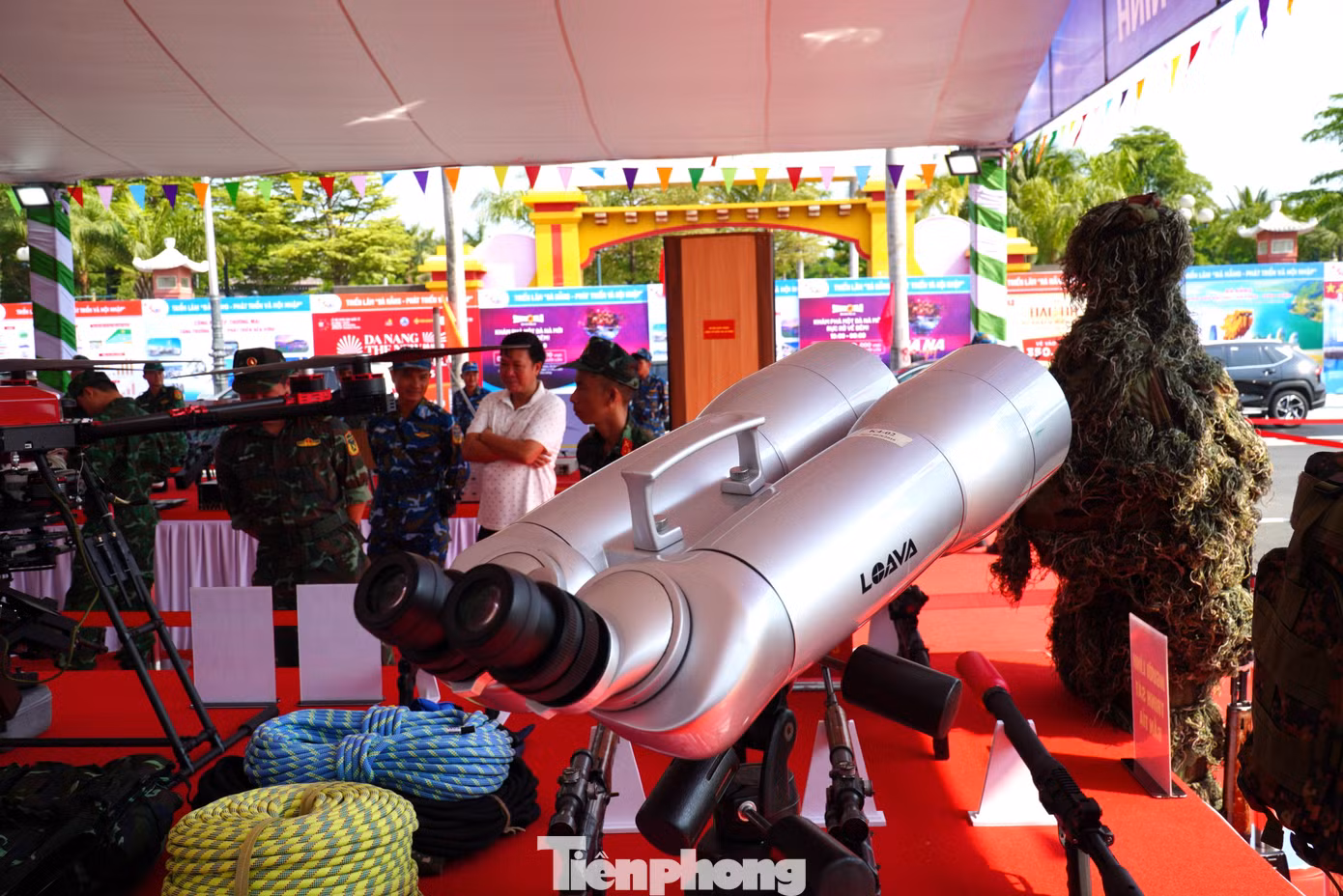 Tại khu vực triển lãm an ninh quốc phòng, người dân trầm trồ trước các khí tài quân sự. Đặc biệt là các loại xe tên lửa, súng bắn tỉa...