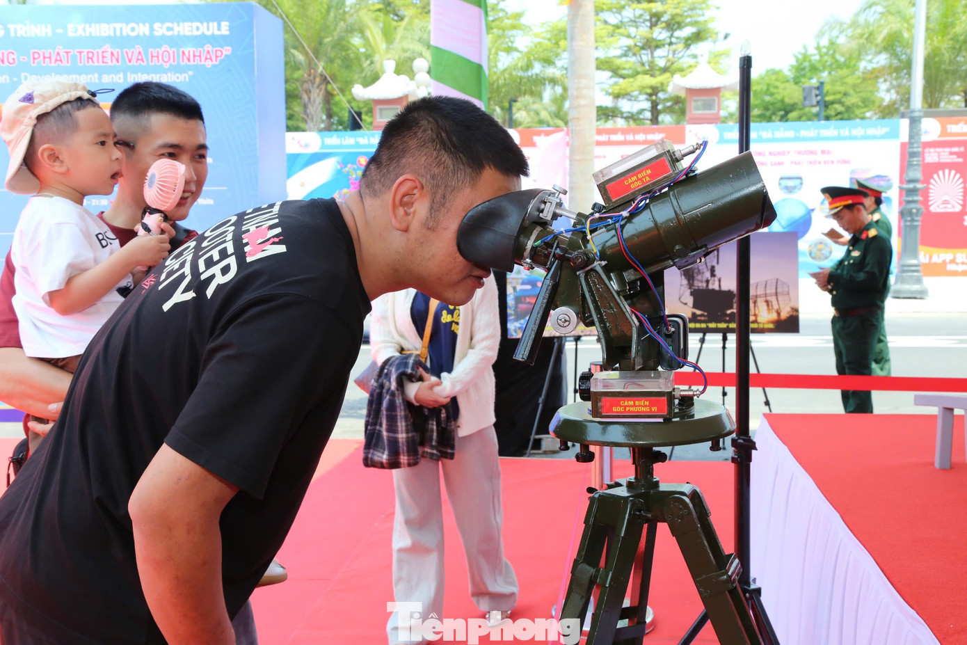 Người dân hào hứng tìm hiểu các các thiết bị quân sự. Người dân hào hứng tìm hiểu các các thiết bị quân sự.