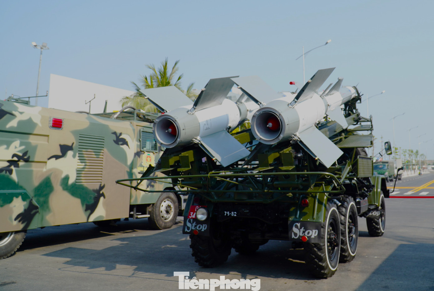 Xe tổ hợp tên lửa phòng không gây chú ý tại triển lãm. Xe tổ hợp tên lửa phòng không gây chú ý tại triển lãm.